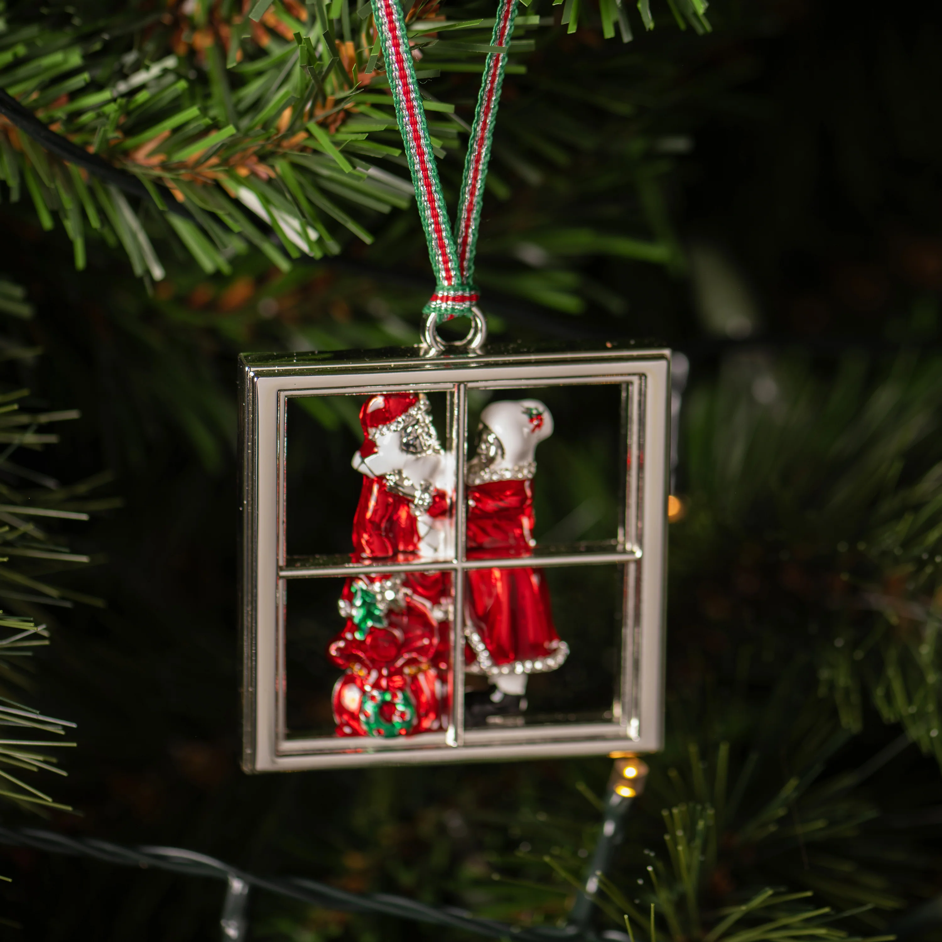 Santa Leaving North Pole Christmas Tree Decoration - Image 2