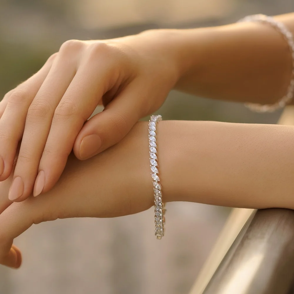 Vintage Style Bracelet with Clear Stones - Image 2